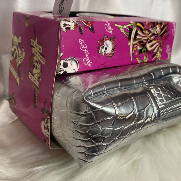 NWT Ed Hardy watch with pouch - Picture 4 of 5